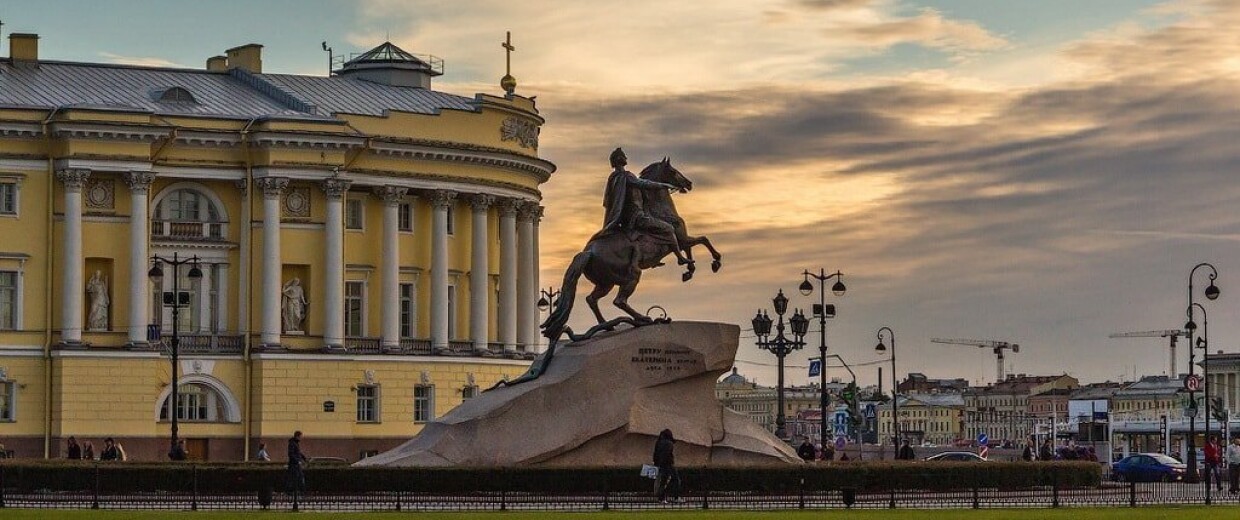 Сенатская площадь 1. Призрачный Петербург. Медный всадник ростовой.